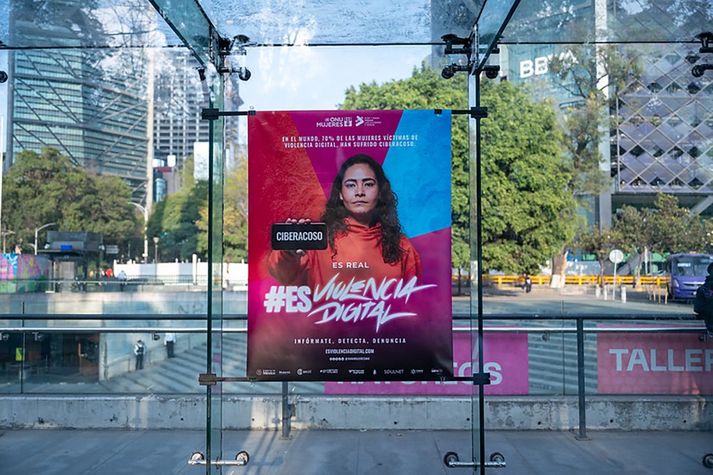 Cartel de la campaña “Es real. #EsViolenciaDigital” en la Ciudad de México, México. Noviembre 2025.